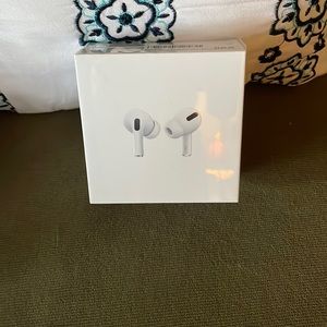 Apple AirPods Pro w/ mag safe case